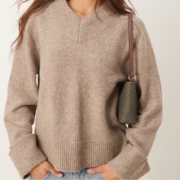 Abercrombie & Fitch Easy V-Neck Sweater - Picture 2 of 4